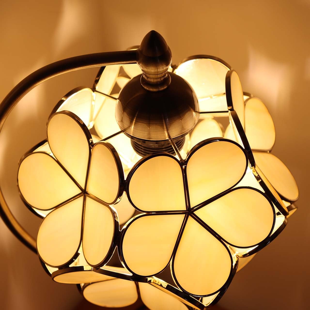 Bieye L10754 Tiffany Style Stained Glass Flower Petal Table Lamp with Brass Base for Home Décor (Cream, 8' Cherry Blossom)